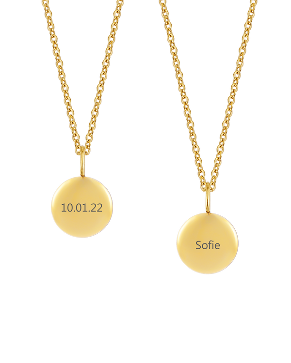 AYA NOTE halsband från byRavn i guldpläterat stål, två små runda hängen med datumet "10.01.22" och namnet "Sofie" graverade