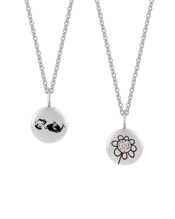 AYA MOTIF halsband från byRavn i silverfärgat rostfritt stål, två små hängen med ultraljudsbild och barnteckning av blomma
