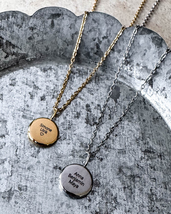 AYA QUOTE namnhalsband i silverfärgat och guldpläterat stål med "Anna Benjamin Maya" och "Simone Ulrik" ♡ graverade, på zinkfat