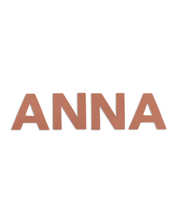 BOX bokstäver från byRavn i cognac läder, namnet "Anna" i stora bokstäver till barnrummet