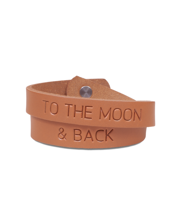 DUO läderarmband från byRavn i cognac läder, dubbelt lindat med gravyren "To the moon & back"
