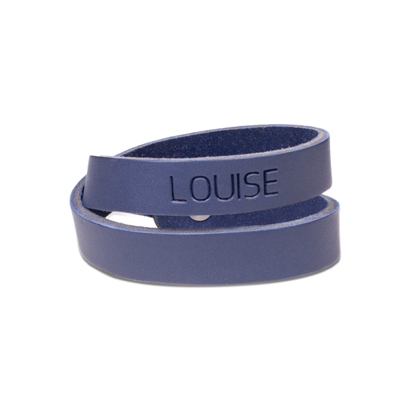DUO läderarmband från byRavn i mörkblått läder, dubbelt lindat med namnet "Louise" graverat