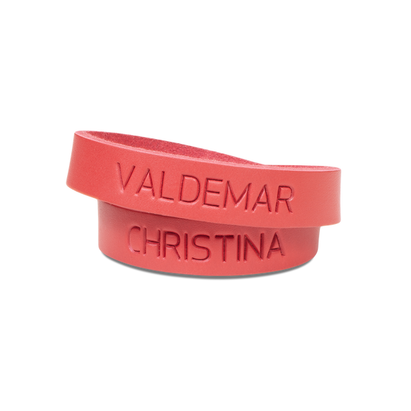 DUO läderarmband från byRavn i rött läder med namnen "Valdemar" och "Christina" graverade på varje varv