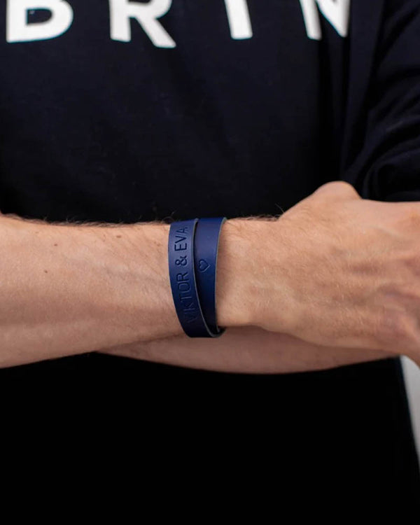 DUO läderarmband i mörkblått läder med gravyren "Viktor & Eva" ♡ runt handleden, svart t-shirt