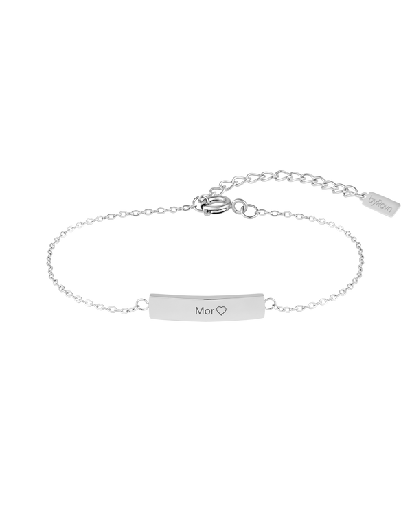 EVI armband från byRavn i silverfärgat rostfritt stål med avlång bricka och gravyren "Mor" ♡