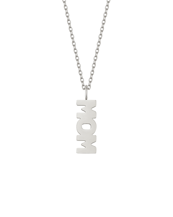 MOM halsband från byRavn i silverfärgat rostfritt stål med hänge format som ordet "MOM" i versaler