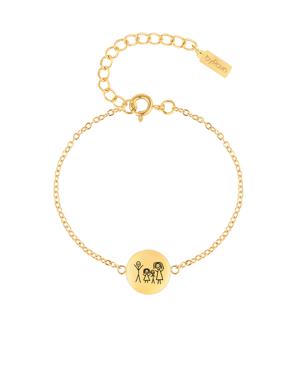 IBI MOTIF armband från byRavn i guldpläterat stål med rund bricka och en barnteckning av familjen graverad