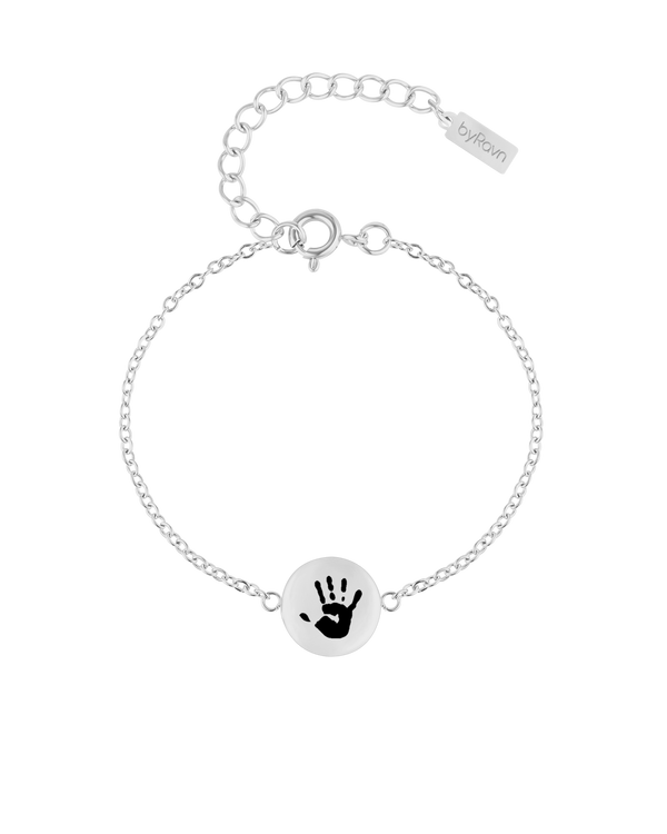 IBI MOTIF armband från byRavn i silverfärgat rostfritt stål med rund bricka och barnets handavtryck graverat