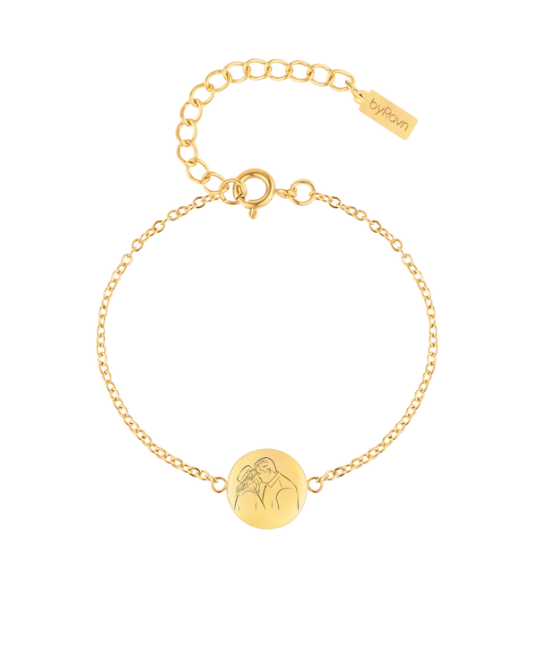 IBI PORTRAIT armband från byRavn i guldpläterat stål med linjetecknat porträtt av far och barn graverat på rund bricka