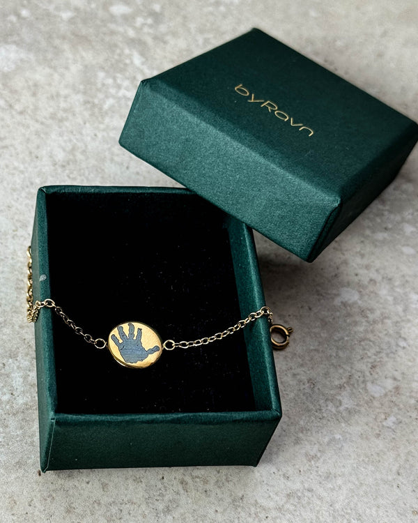 IBI MOTIF armband i guldpläterat stål med graverat handavtryck från barn, i mörkgrön byRavn smyckesask