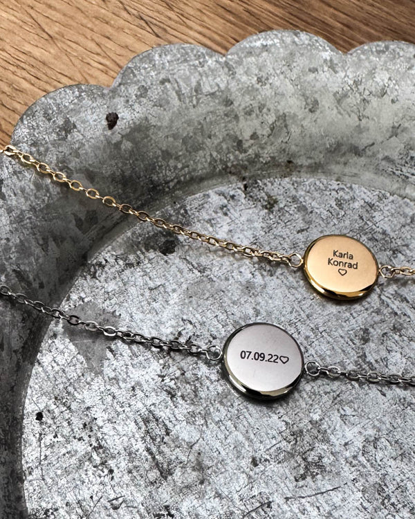 IBI QUOTE armband i silverfärgat rostfritt stål med datumet "07.09.22" ♡ graverat, bredvid guldpläterad variant med "Karla Konrad"