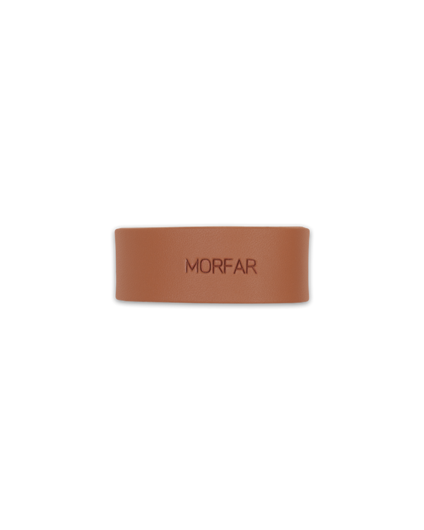 KNOT servettring placeringskort från byRavn i cognac läder med gravyren "Morfar"