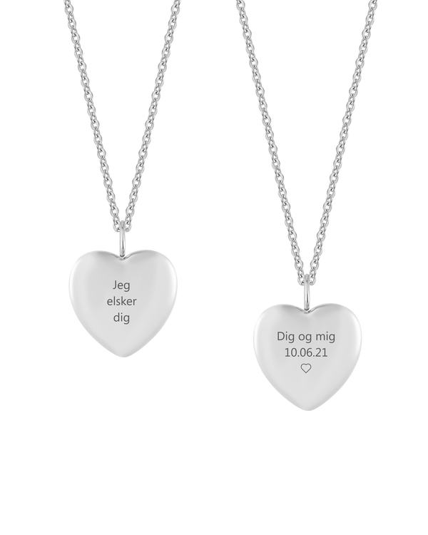 LUV QUOTE halsband från byRavn i silverfärgat rostfritt stål, två hjärthängen med "Jeg elsker dig" och "Dig og mig 10.06.21" ♡ graverat