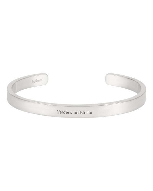 MARS armband från byRavn i silverfärgat rostfritt stål, bred öppen armring med gravyren "Verdens bedste far"