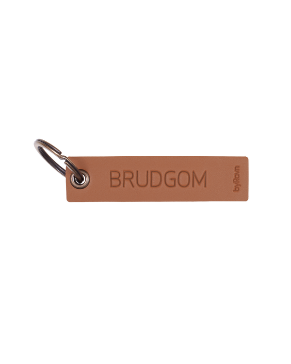 MERRY placeringskort från byRavn i cognac läder med gravyren "Brudgom" och nyckelring i metall