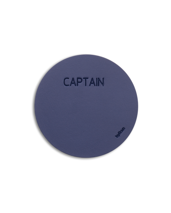 MOKKA runt glasunderlägg från byRavn i mörkblått läder med gravyren "Captain"