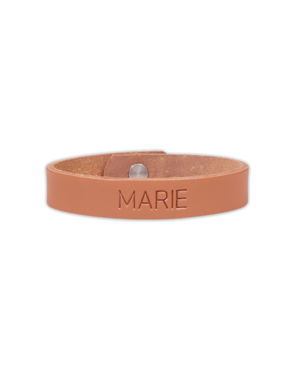 MONO läderarmband från byRavn i cognac läder med namnet "Marie" graverat och tryckknapp i stål