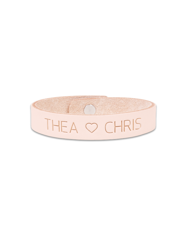 MONO läderarmband från byRavn i naturfärgat läder med gravyren "Thea ♡ Chris" och tryckknapp
