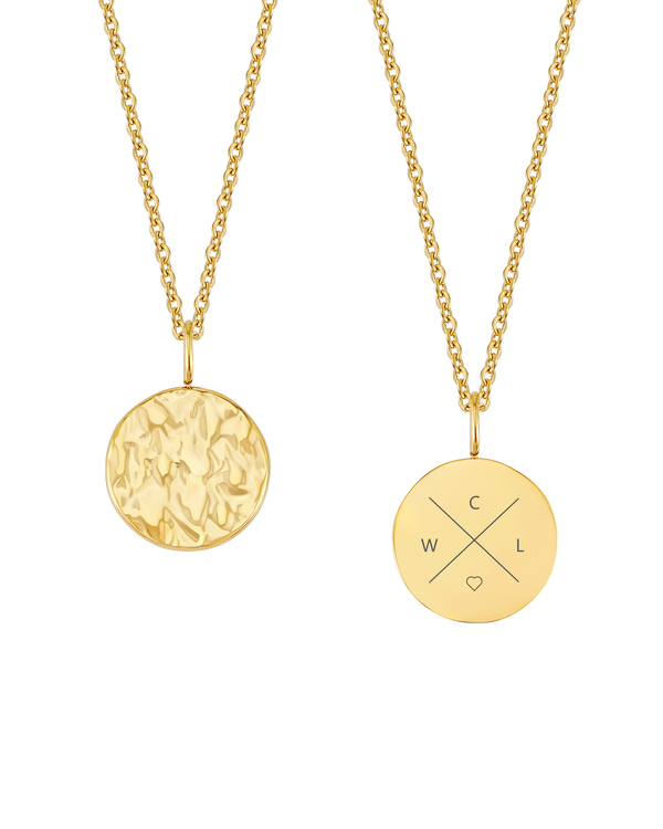 MOON X halsband från byRavn i guldpläterat stål, runt mynt med hamrad framsida och kors med initialerna "C L W" och hjärta graverat