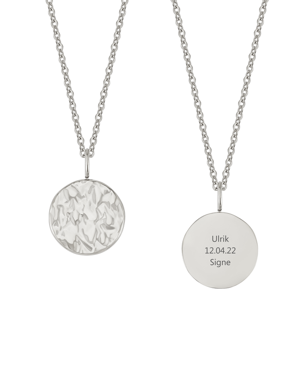 MOON QUOTE halsband från byRavn i silverfärgat rostfritt stål, runt mynt med hamrad framsida och "Ulrik 12.04.22 Signe" graverat på baksidan