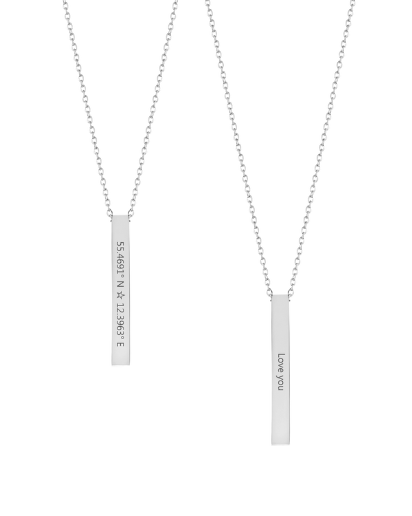 NEO halsband från byRavn i silverfärgat rostfritt stål, två stavhängen med koordinaterna "55.4691° N ☆ 12.3963° E" och "Love you"