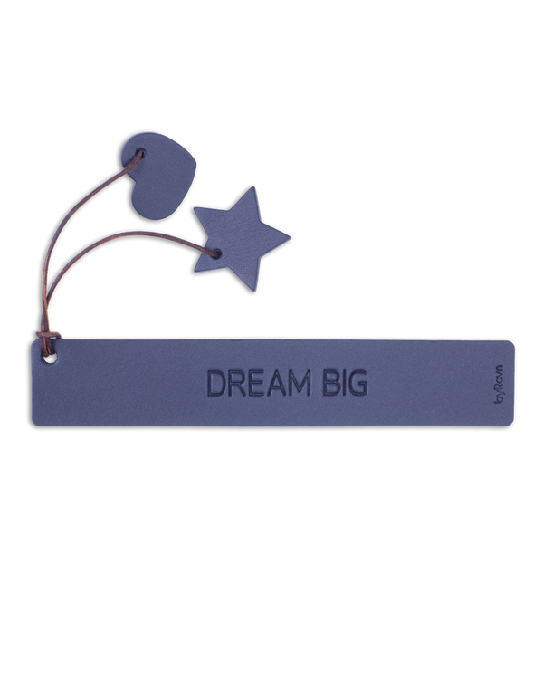 PAGE bokmärke från byRavn i mörkblått läder med gravyren "Dream big" och hjärta och stjärna i läder på snöre