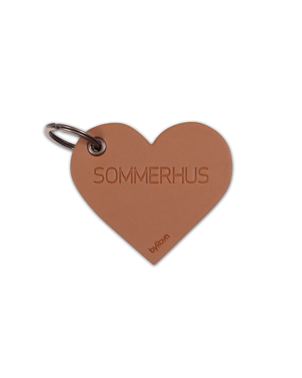 ROSE hjärtformad nyckelring från byRavn i cognac läder med gravyren "Sommerhus" och nyckelring i metall