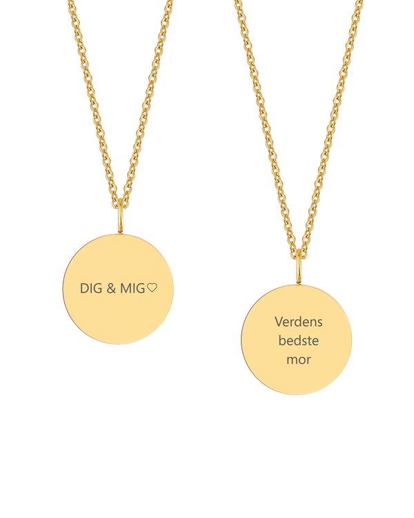 SIA QUOTE halsband från byRavn i guldpläterat stål, två runda hängen med gravyrerna "Dig & mig" ♡ och "Verdens bedste mor"