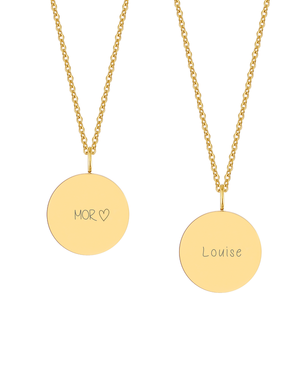 SIA NOTE SCRIPT halsband från byRavn i guldpläterat stål, två runda hängen med handskrift "Mor" ♡ och namnet "Louise" graverade