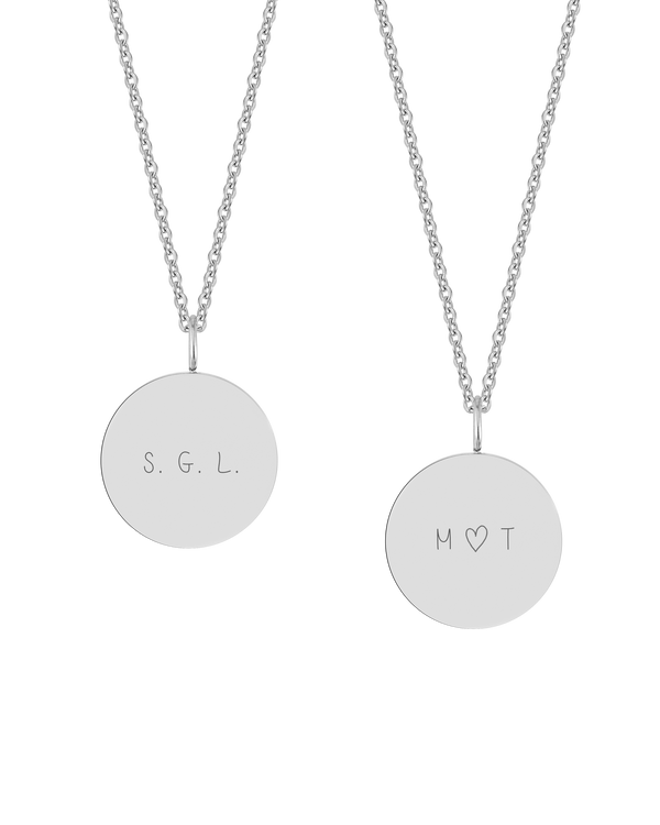 SIA NOTE SCRIPT halsband från byRavn i silverfärgat rostfritt stål, två hängen med "S. G. L." och "M ♡ T" i handskrift graverade