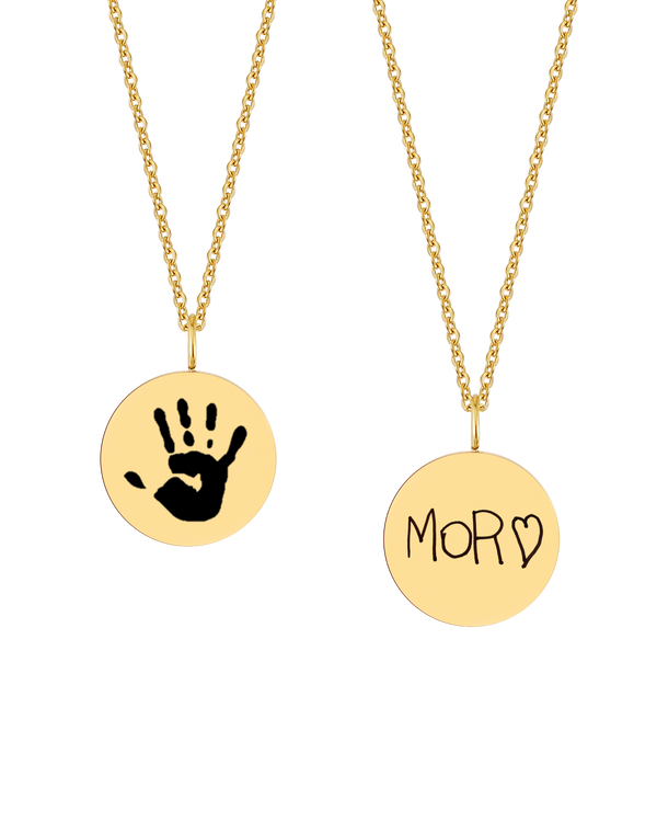 SIA MOTIF halsband från byRavn i guldpläterat stål, två runda hängen med ett barns handavtryck och handskrivet "Mor" ♡ graverat