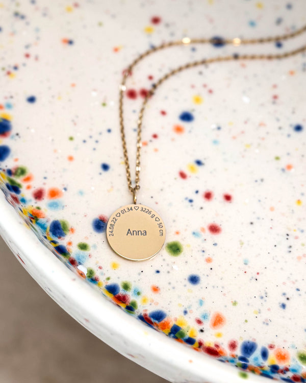 SIA CIRCLE halsband i guldpläterat stål med namn och födelsedatum graverat i en cirkel