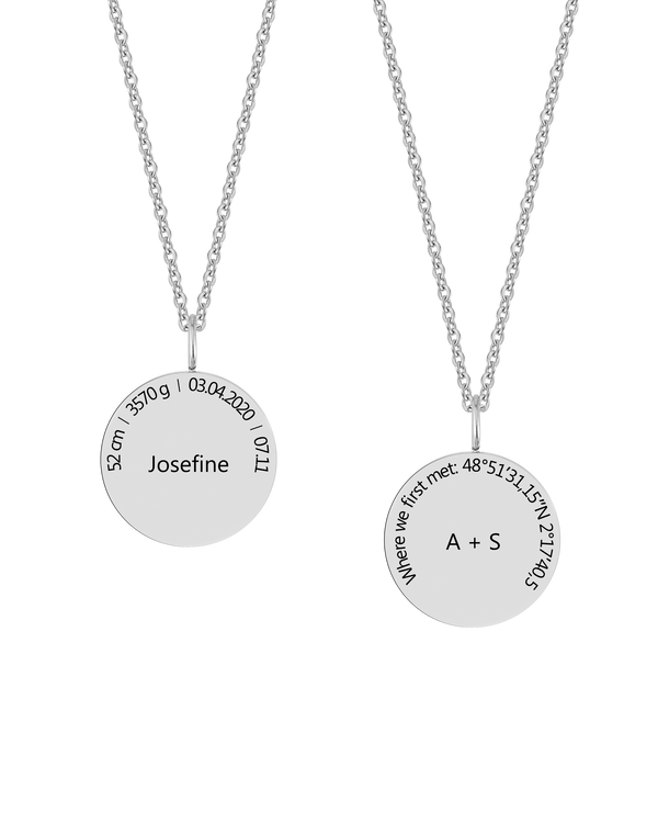 SIA CIRCLE halsband från byRavn i silverfärgat rostfritt stål med "Josefine" och födelsedata i cirkel samt "A + S Where we first met"