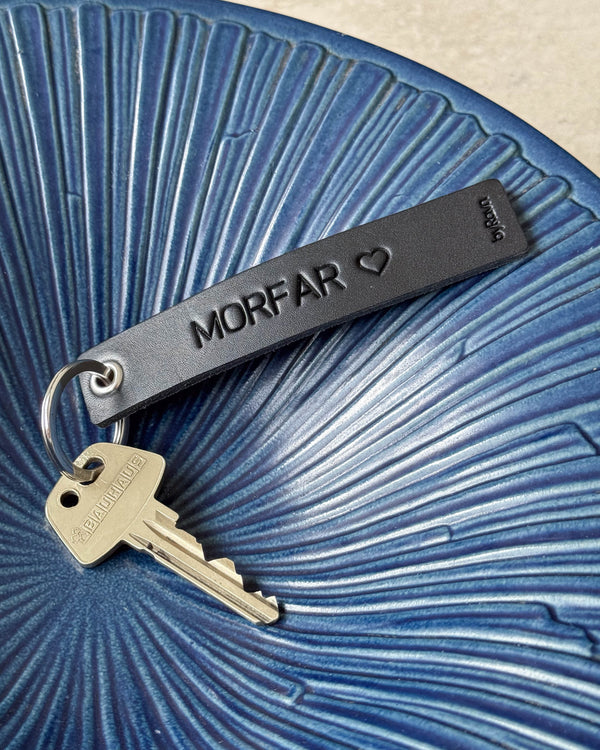 SOLO Medium nyckelring i svart läder med gravyren "Morfar" ♡ och nyckel i blå räfflad keramikskål