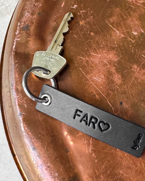 SOLO Small nyckelring i svart läder med gravyren "Far" ♡ och nyckel på kopparbricka