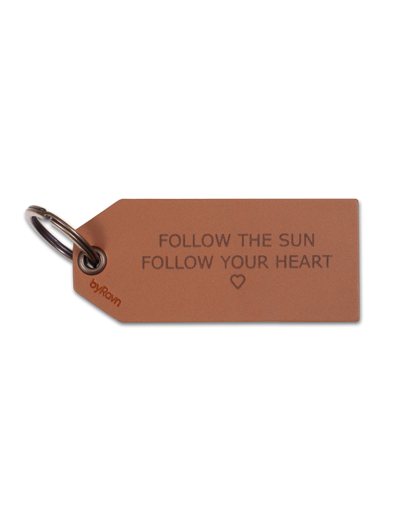 STORM nyckelring från byRavn i cognac läder formad som bagagebricka med gravyren "Follow the sun, follow your heart" ♡