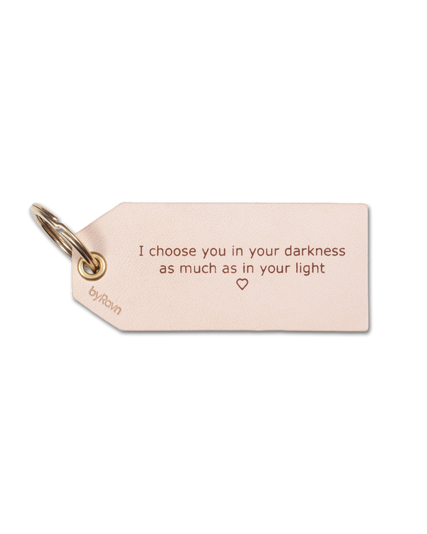 STORM nyckelring från byRavn i naturfärgat läder med gravyren "I choose you in your darkness as much as in your light" ♡