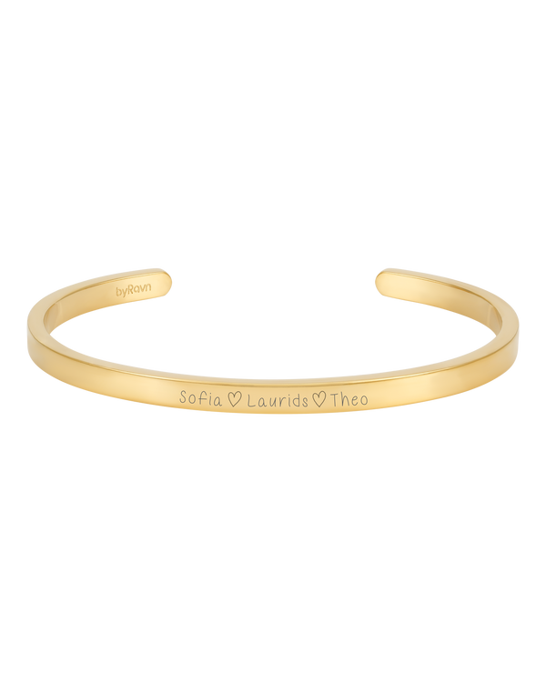 VENUS SCRIPT armband från byRavn i guldpläterat stål med handskriven gravyr "Sofia ♡ Laurids ♡ Theo"