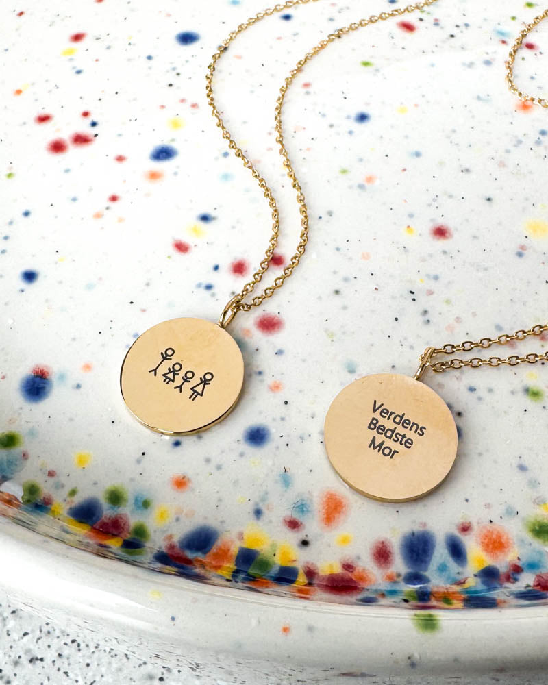 Studentergave – keyhanger i cognac læder med messingfarvet karabinhage, nøgle og præget tekst "Karl ♡ Anna"