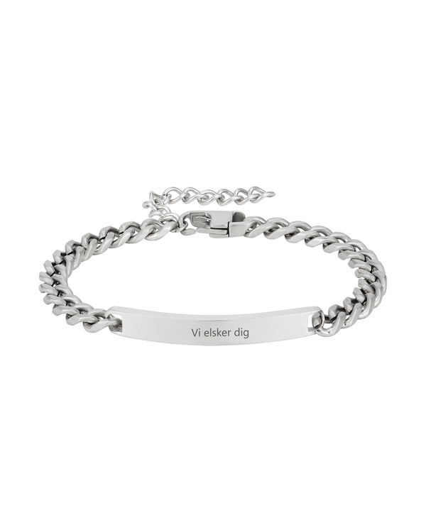ARA armband från byRavn i matt silverfärgat rostfritt stål, pansarkedja med bricka och gravyren "Vi elsker dig"