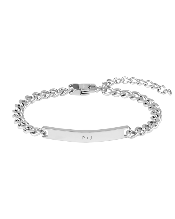 AVA armband från byRavn i silverfärgat rostfritt stål, pansarlänk med avlång bricka och initialerna "P + J" graverade