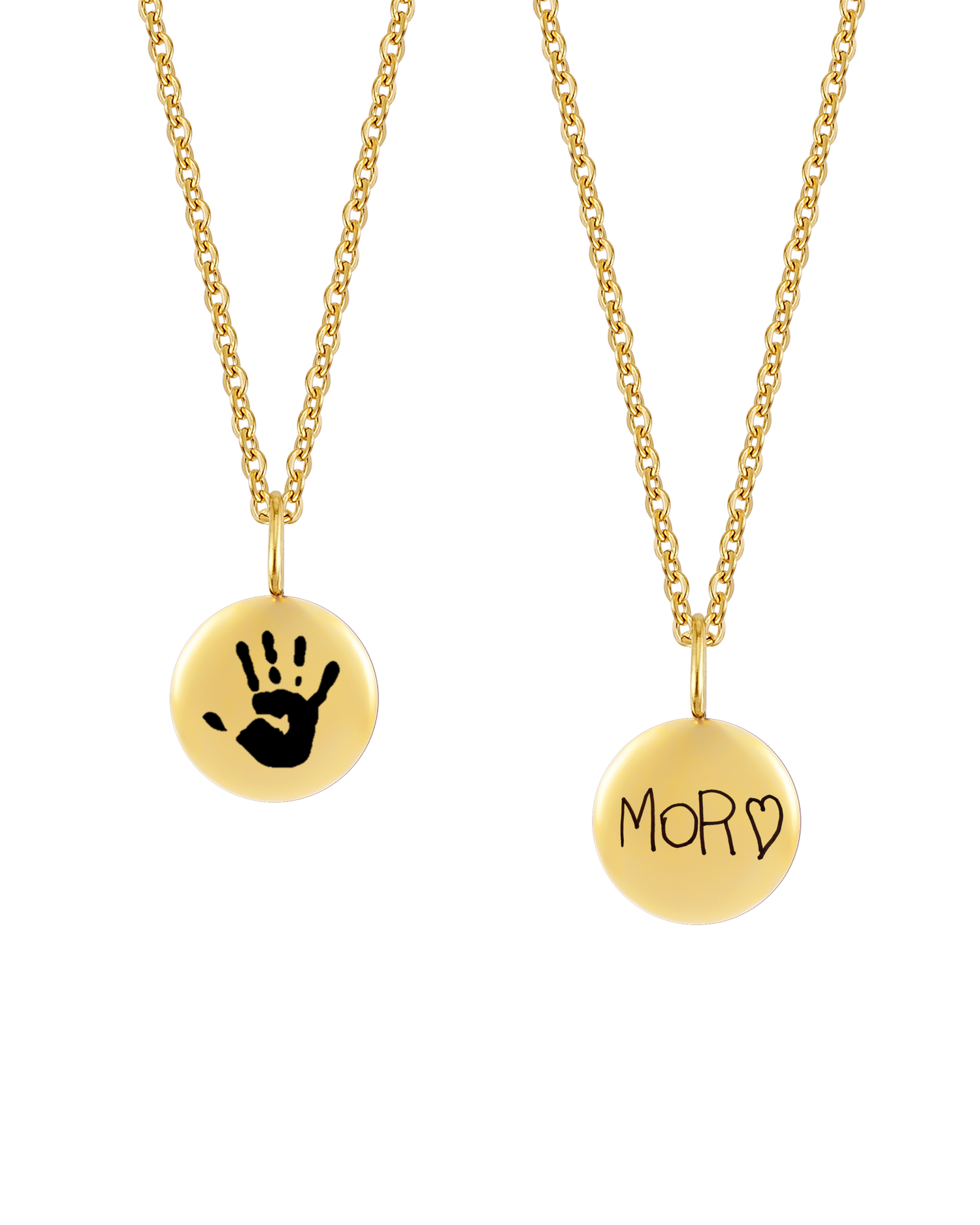 AYA MOTIF halsband från byRavn i guldpläterat stål, två små hängen med ett barns handavtryck och handskrivet "Mor" ♡ graverat