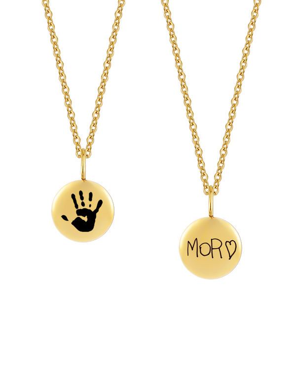 AYA MOTIF halsband från byRavn i guldpläterat stål, två små hängen med ett barns handavtryck och handskrivet "Mor" ♡ graverat