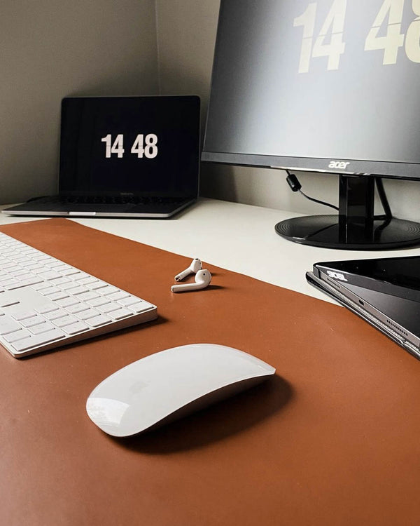 XXL DESK skrivunderlägg i cognac läder på skrivbord med tangentbord, mus, hörlurar, laptop och skärm