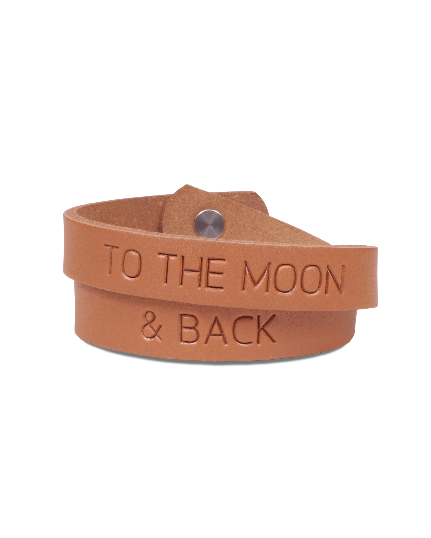 DUO läderarmband från byRavn i cognac läder, dubbelt lindat med gravyren "To the moon & back"