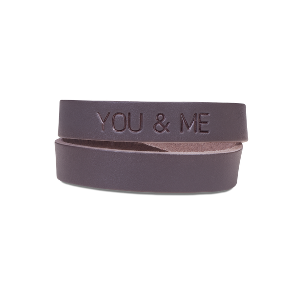 DUO läderarmband från byRavn i mörkbrunt läder, dubbelt lindat med gravyren "You & me"