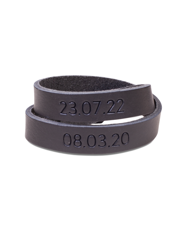 DUO läderarmband från byRavn i svart läder med datumen "23.07.22" och "08.03.20" graverade på varje varv