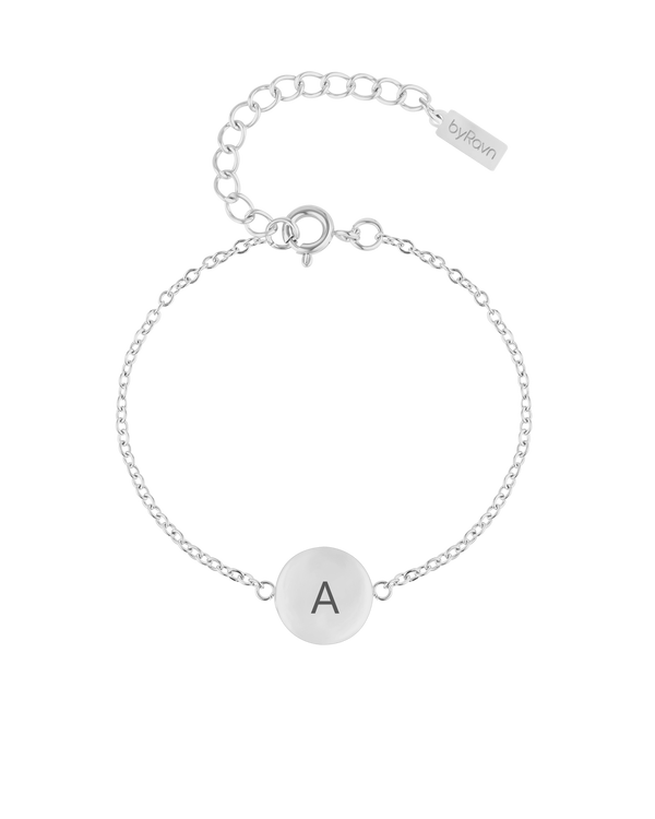 IBI LETTER armband från byRavn i silverfärgat rostfritt stål med rund bricka och bokstaven "A" graverad