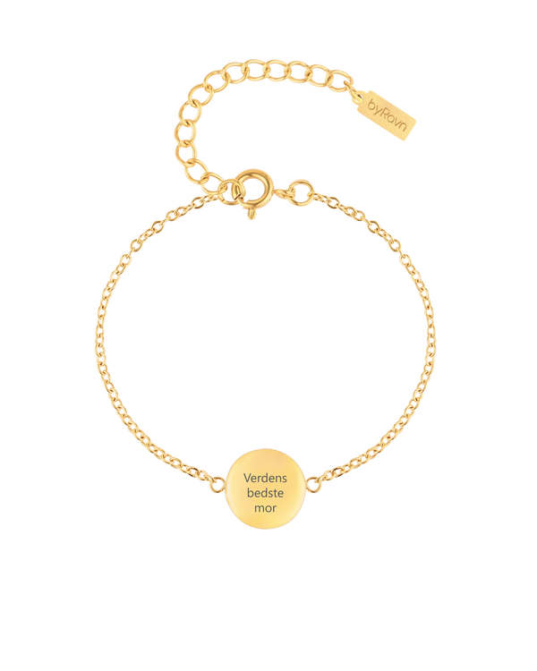 IBI QUOTE armband från byRavn i guldpläterat stål med rund bricka och gravyren "Verdens bedste mor"