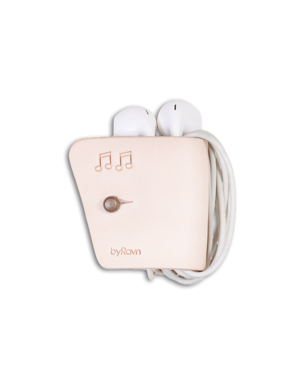 KAX hörlurshållare från byRavn i naturfärgat läder med gevärsknapp i antik mässing och graverade noter, med earpods